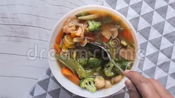 蔬菜汤在一个蝴蝶结上桌子俯视视频的预览图