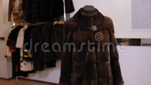 在一家女服装店里一件漂亮貂皮大衣在人体模型上慢动作视频的预览图