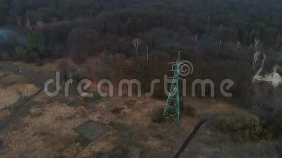 隔离式输电塔森林里的绿色电力塔空中无人机射击电力线路高压塔能源效率视频的预览图