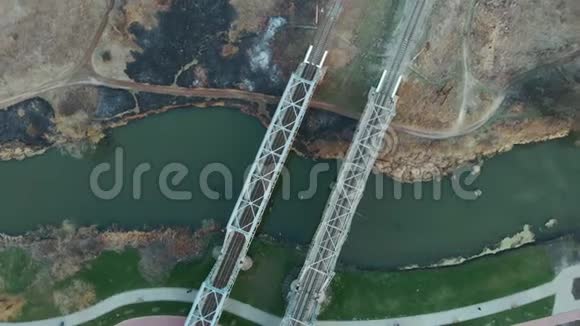 现代铁路桥梁俯视图高架列车轨道空中无人机视野穿过河流的空直铁路视频的预览图