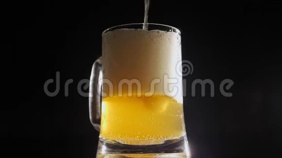 在一个啤酒杯里倒入了一杯啤酒慢慢地打开黑色的背景视频的预览图