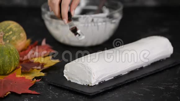 甜点在瑞士卷上加入鲜奶油快关门视频的预览图