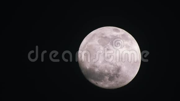 阴天夜的满月云过月实时拍摄视频的预览图