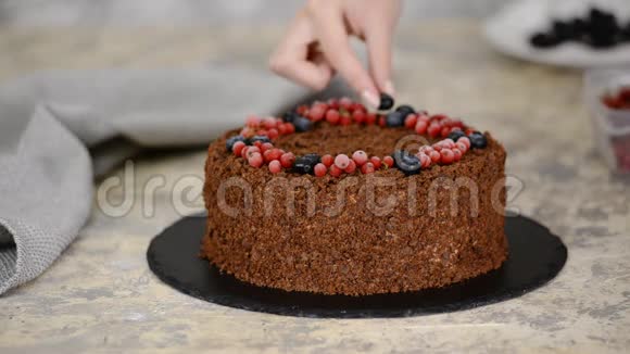 法式巧克力仑饼配蛋糕饼用浆果装饰的蛋糕视频的预览图