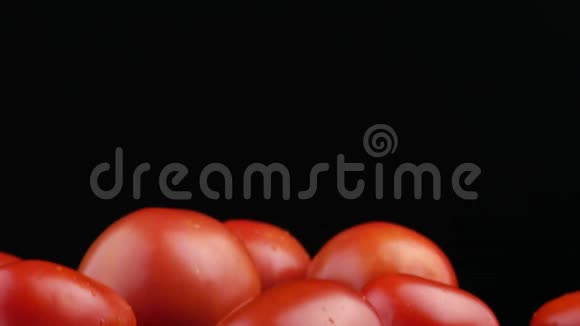 番茄黑背景特写镜头视频的预览图