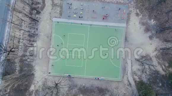 从鸟瞰足球场足球比赛鸟瞰俯视足球场和球队的比赛体育概念视频的预览图