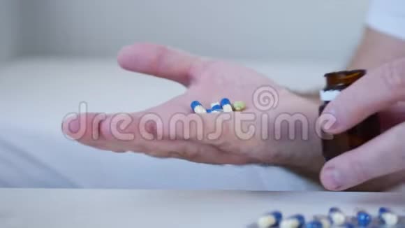 医生选择彩色药丸进行治疗并放入受剂视频的预览图