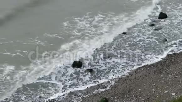 位于达斯半岛的波罗的海沿岸从悬崖往下看到海滩上的波浪视频的预览图