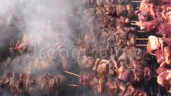 4份带鲜肉的烧烤带斜边的大型烧烤野餐用的串视频的预览图
