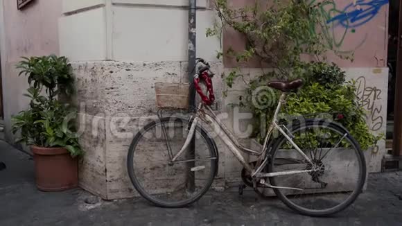 白色老式自行车停在古欧洲房子的墙上意大利罗马视频的预览图