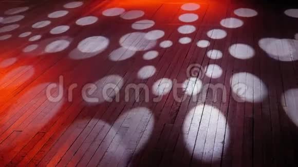 音乐会木制舞台地板上有白色的光线地板上的音乐会灯光视频的预览图