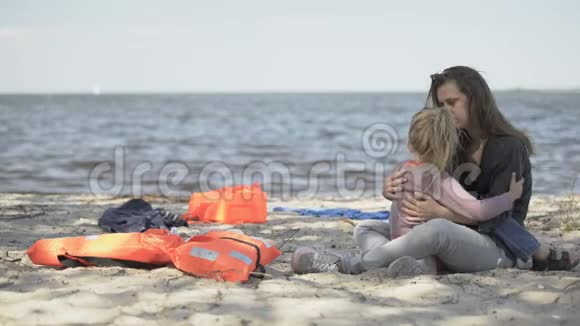 母亲和女儿哭着拥抱在海滨一起度过了龙卷风视频的预览图