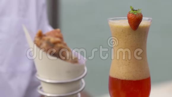 一杯泡沫饮料的糕点视频的预览图