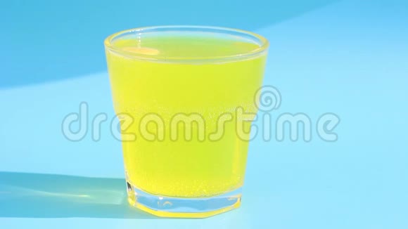 黄色泡腾片与维生素C在玻璃蓝色背景视频的预览图