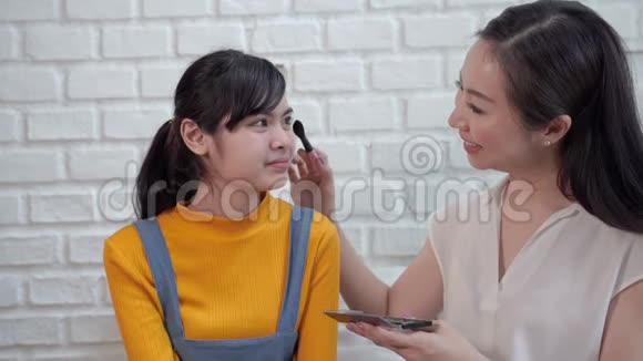 妈妈给十几岁的女孩化妆用腮红妈妈教化妆妈妈给十几岁的女孩化妆用腮红视频的预览图