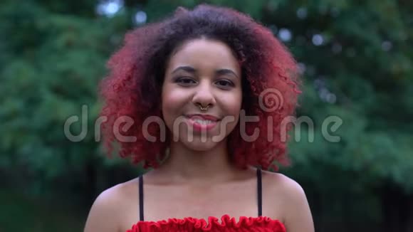 迷人的美国女青少年微笑相机青春美丽健康视频的预览图