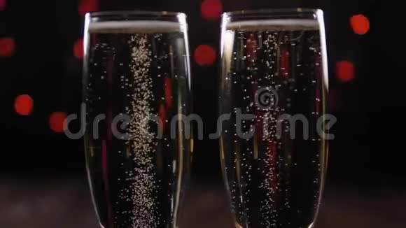 特写两杯香槟黑色背景上有气泡博克视频的预览图