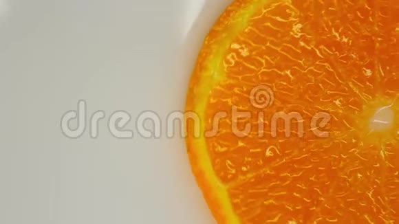 橙色切片水果打开白色背景健康饮食理念平躺俯视视频的预览图