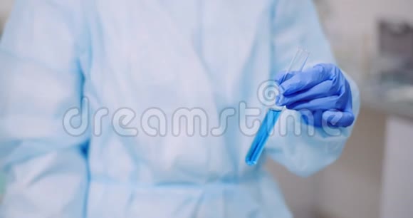 女科学家在实验室用吸管分析的肖像视频的预览图
