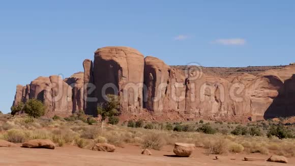 纪念碑谷沙漠中的橙色红色岩石团视频的预览图
