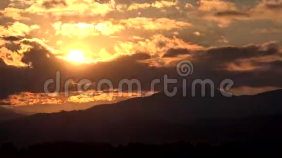 4太阳落山时间推移山太阳落山云景日落景观视频的预览图