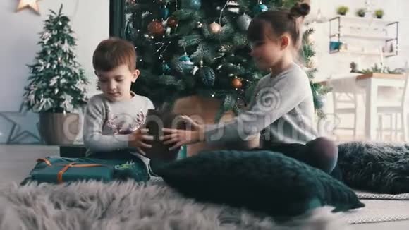 孩子们在看圣诞礼物盒视频的预览图