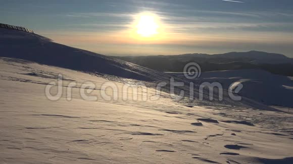 日落山4K暴雪冬季景观高山景观滑雪胜地视频的预览图