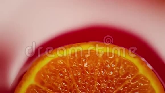 红色背景上橙色旋转特写镜头视频的预览图