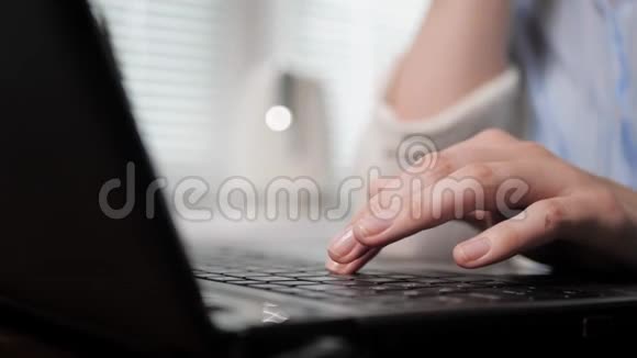 女性左手在笔记本电脑键盘上打字社交网络交流自由职业学习理念关闭视频的预览图