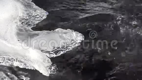 4K河上的霜花冬天的小溪冰冻的雪冰柱山小溪视频的预览图