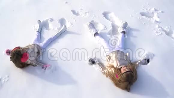 孩子们做冬天的天使主题圣诞假期冬新年有冬天心情的快乐孩子视频的预览图