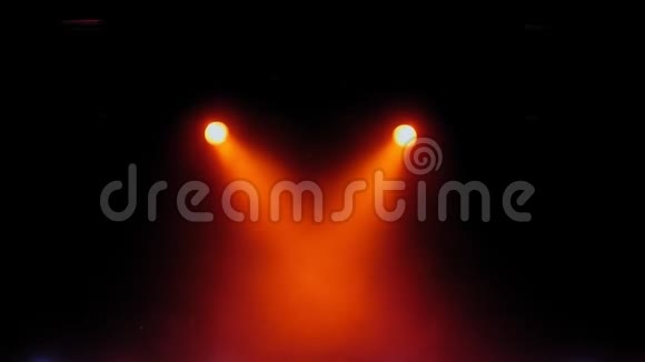 音乐会上有烟雾的舞台灯光拍摄背景舞台灯光和烟雾视频的预览图
