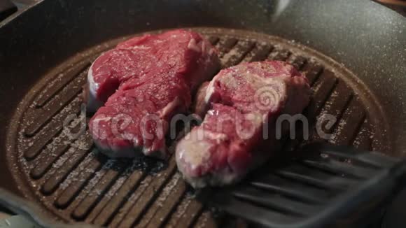 两片肉片放在烤盘上视频的预览图