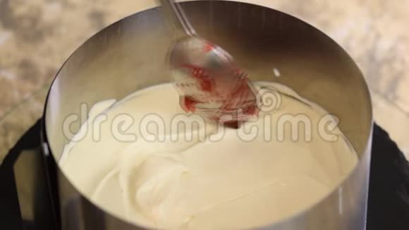 做蛋糕的过程厨师制作层蛋糕樱桃馅和酸奶油系列视频的预览图