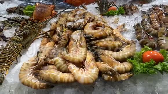 鲜虾龙虾鱿鱼放在餐厅柜台的冰上视频的预览图