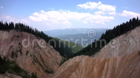 4K山景罗马尼亚阿普塞尼的Ruginoasa自然纪念碑景观铁路视频的预览图
