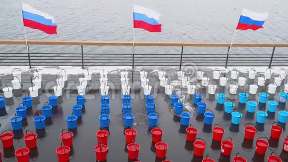 俄罗斯克拉斯诺亚尔斯克2020年3月许多五颜六色的塑料桶视频的预览图