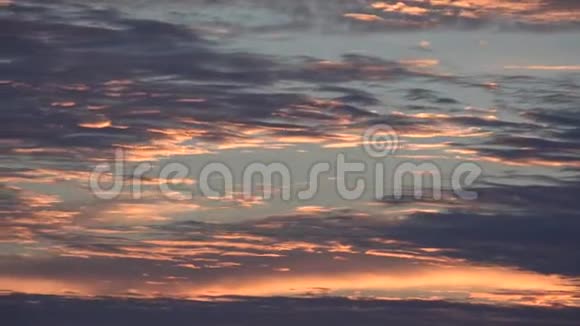 日落时分天空中的4朵K花彩云背景视频的预览图