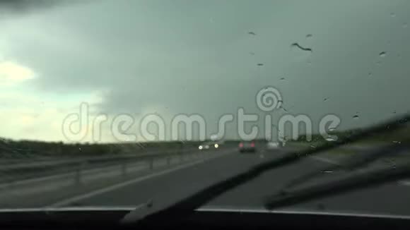 4K雨交通道路公路风暴驾驶汽车暴风挡风玻璃旅游观光视频的预览图