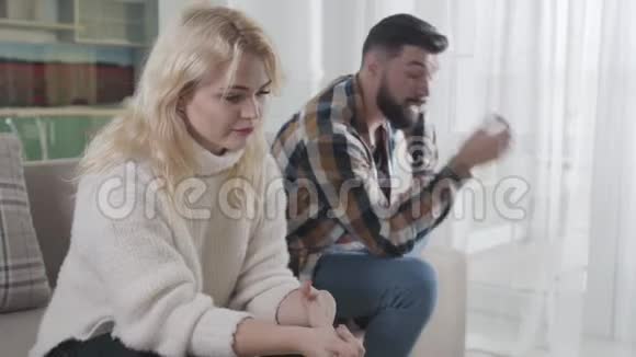 可爱的金发女人听她男朋友或丈夫大喊大叫的肖像一个悲伤的白人女孩视频的预览图