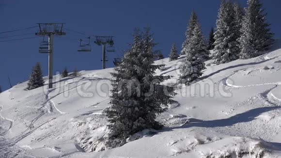 4K阿尔卑斯山滑雪电梯高山缆车冬季运动游客滑雪视频的预览图