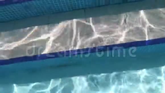 通向游泳池出口的台阶视频的预览图