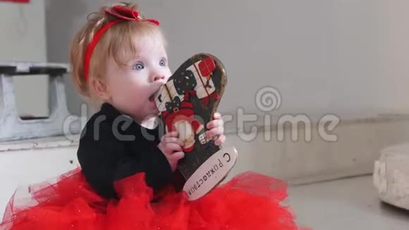 圣诞节概念一个小女孩玩玩具与梅里凯里斯TMAS写在它的俄语视频的预览图
