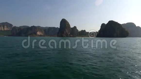 在快艇上航行我们看到美丽的多岩绿色岛屿视频的预览图
