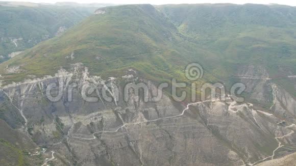 全景从上面大苏拉克峡谷在达吉斯坦共和国杜布基村俄罗斯山区河流视频的预览图