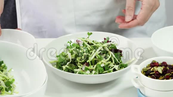 女人把切碎的西红柿放进碗里一步一步地做蔬菜沙拉视频的预览图