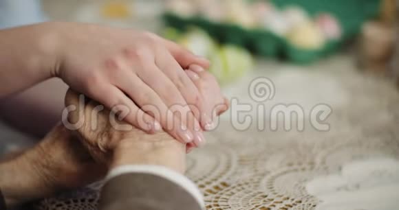 女人抚摸老人的手支持老人视频的预览图