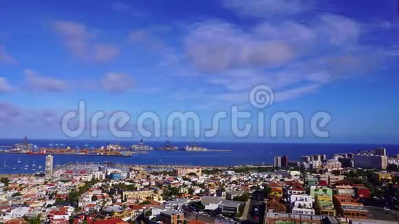 时间推移城市和海洋港口景观拍摄于阳光明媚的日子与云拉斯帕尔马斯德加那利加那利西班牙视频的预览图