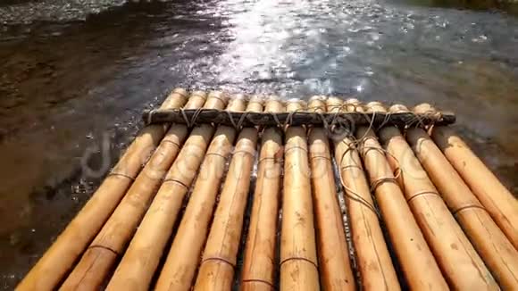 清晨木竹筏浮在河上木筏船头的景色视频的预览图