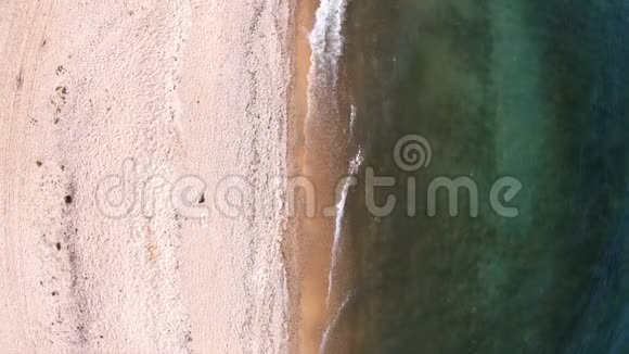 空滩俯视鸟瞰从海岸线上爬起来视频的预览图
